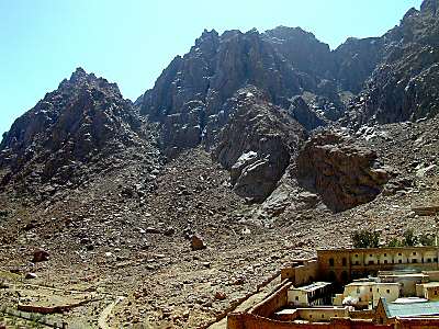 Djebel Musa en-dessus du monsat�re de St. Catherine's 