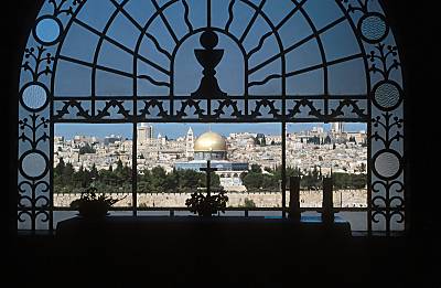 Vue de J�rusalem au travers d'une fen�tre de l'�glise Dominus Flevit