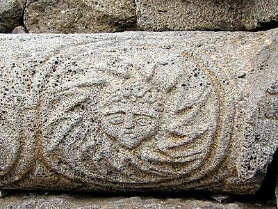 Synagogue de Chorazin avec une gravure de M�dusa