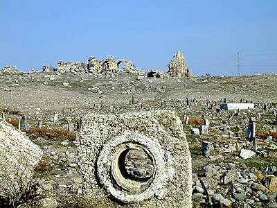 Morceau d'Aqueduc de Laodic�e avec vestiges de thermes