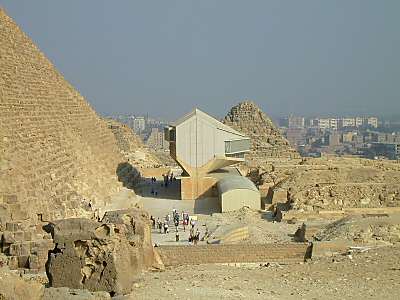 Mus�e du Bateau Solaire pr�s d'une pyramide