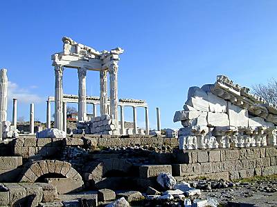 Pergame, fa�ade du Temple de Trajan