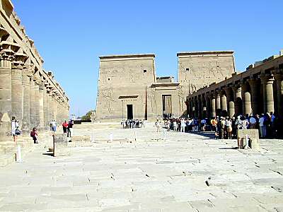 Cour du Temple de Philae et premier pylone