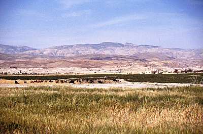 http://www.biblelieux.com/images/Plaines_de_Moab_avec_Mont_Nebo_en_arriere_plan,_91-13tb.jpg