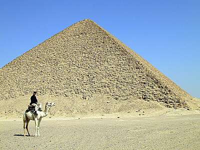 Pyramide Rouge avec Chameau