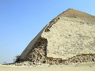 Pyramide Courb�e avec rev�tement ext�rieur manquant