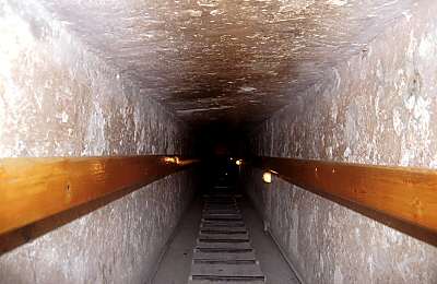 Passage int�rieur de la pyramide de Ch�fren