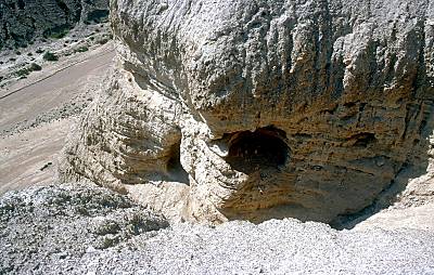 Qumran: Grotte 10 à Droite, Grotte 4b à Gauche
