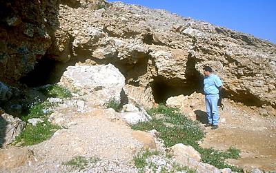 Qumran: Grotte 3, Rouleau de Cuivre Découvert dans le Trou de Droite