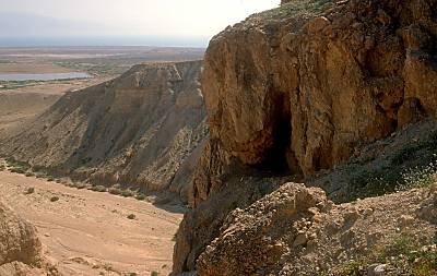 Qumran: Grotte 6 avec le Wadi Qumran en Arrière-plan