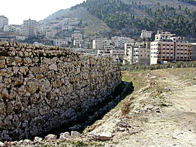 Mur de l'âge du Bronze Moyen à Sichem