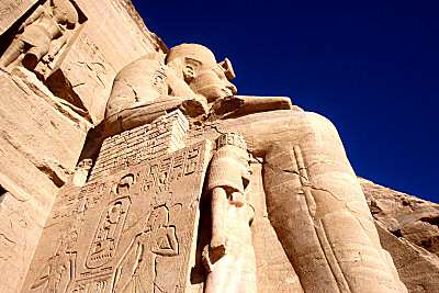 Statue de Ramsès II vue d'en-dessous Statue de Ramsès II vue d'en-dessous