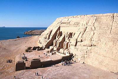 Temple de Ramsès II vu du haut du temple de Hathor Temple de Ramsès II vu du haut du temple de Hathor