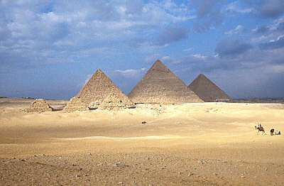 Trois Pyramides de Giza avec des plus petites en avant