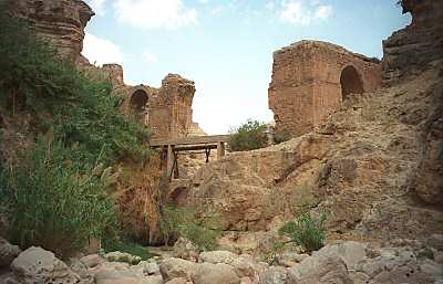 Aqueducs romain et moderne dans le Wadi Qilt