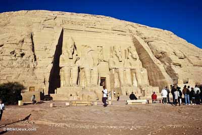 Temple de Ramsès II et sa montagne