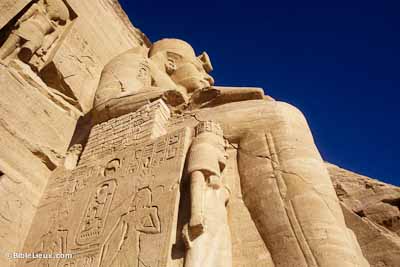Statue de Ramsès II vue d'en-dessous
