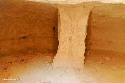 Bab edh-Dhra, int�rieur d'un Puits Mortuaire