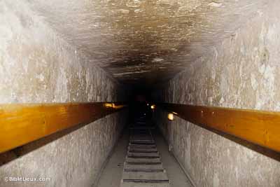 Passage int�rieur de la pyramide de Ch�fren