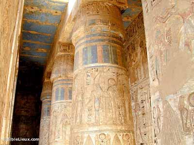 Medinet Habu, colonnes colorees