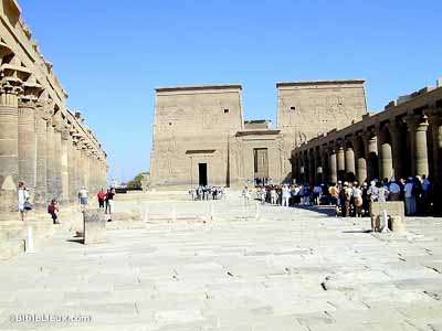 Cour du Temple de Philae et premier pylone