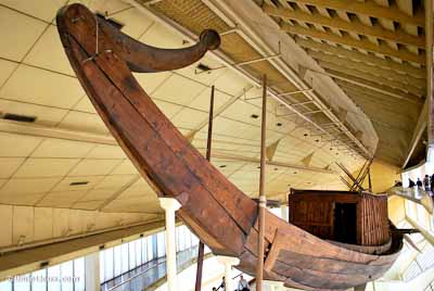 Mus�e du Bateau Solaire pr�s d'une pyramide