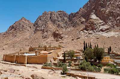 Djebel Musa en-dessus du monsat�re de St. Catherine's 