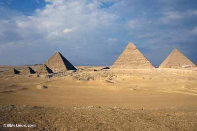 Trois Pyramides de Giza avec des plus petites en avant