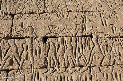 Medinet-Habu,-Philistine-captives-at-Sea-Peoples-sea-battle,-tb011105856-bibleplaces